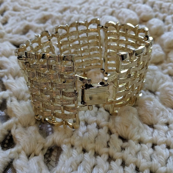 Vintage Gold Tone statement bracelet buckle clasp - Picture 5 of 8